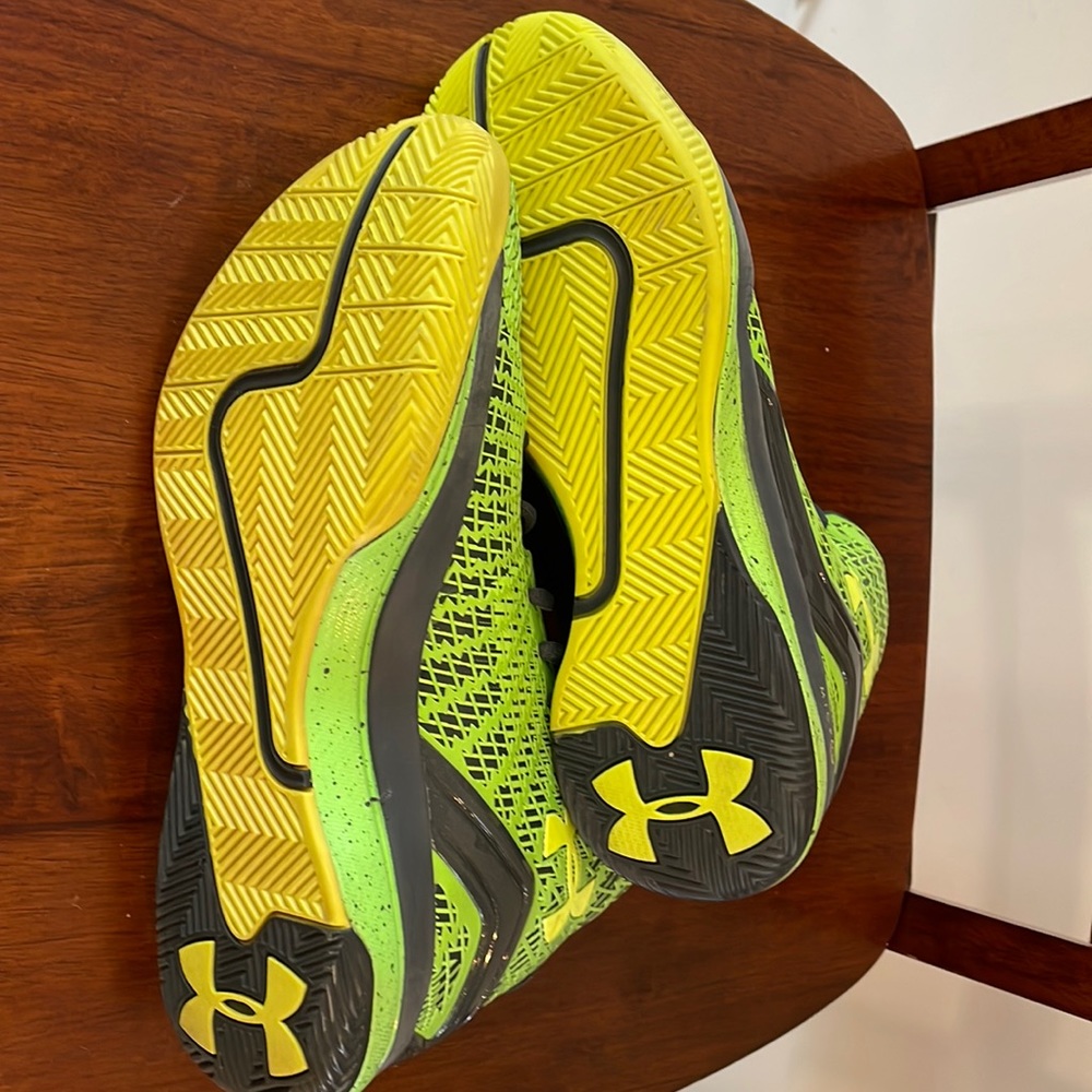 Basketball shoes- UnderArmour  clutch fit men’s size 8 1/2, virtually new
